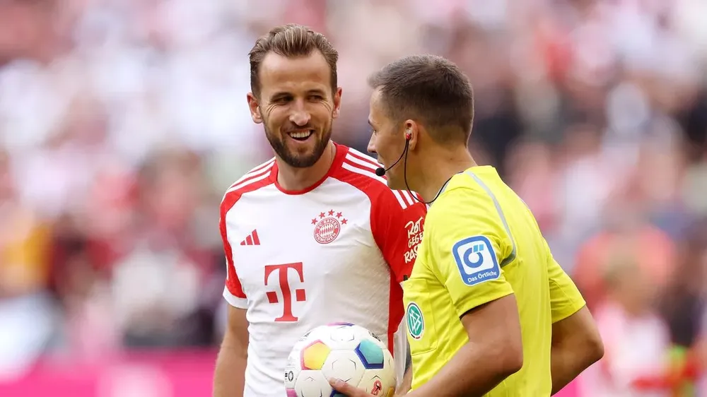 Harry Kane đem quả bóng về làm kỷ niệm. ẢNH: GETTY harry-kane-bayern-munich.jpg
