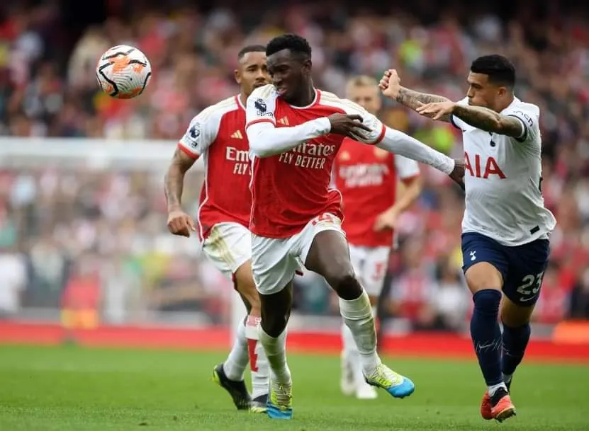 Tottenham 2 lần bắt kịp Arsenal. Ảnh: Getty Arsenal-tottenham-premier-league.jpeg