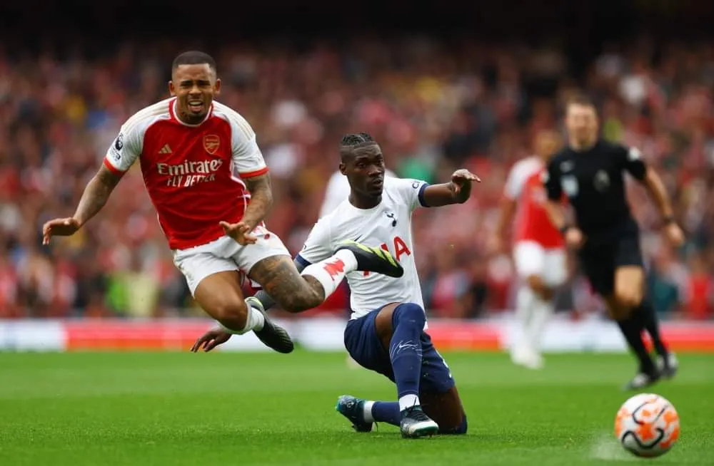 Arsenal và Tottenham đã cống hiến trận derby Bắc London đầy cảm xúc. Ảnh: Reuters Tottenham-arsenal.jpeg