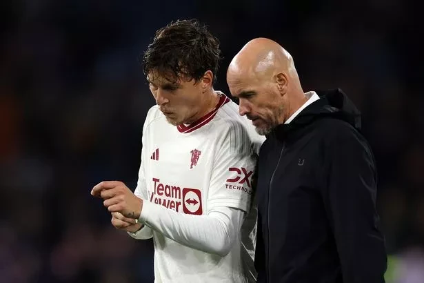 Ten Hag phải trông chờ vào khả năng chỉ huy hàng thủ của Lindelof. ẢNH: GETTY lindelof-ten-hag.jpg