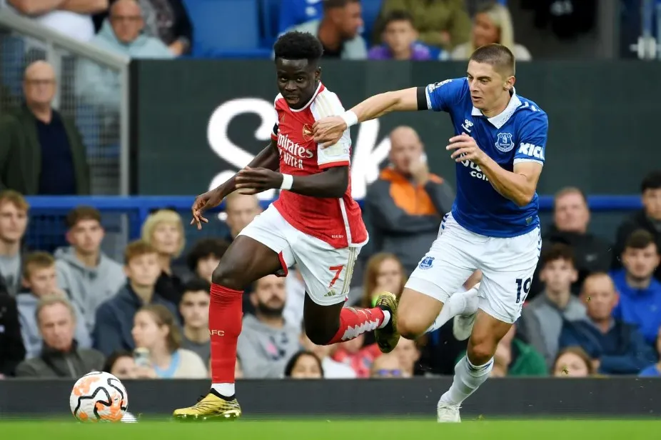 Arsenal đang bay cao với thành tích bất bại trên mọi đấu trường. Ảnh: Getty saka-arsenal.jpeg