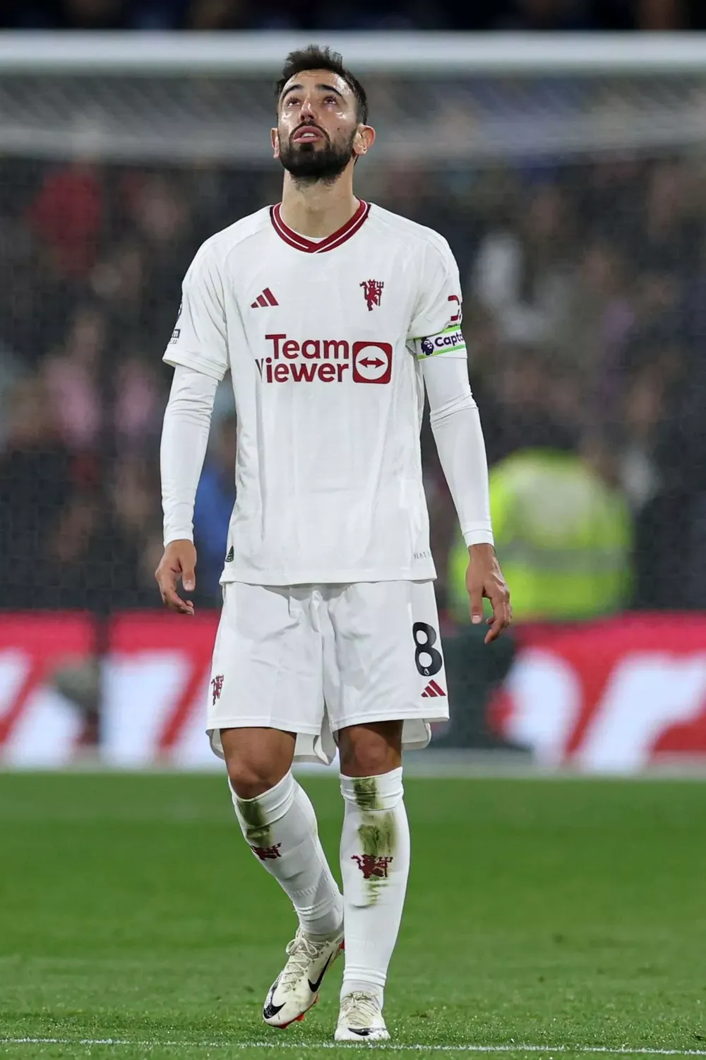 Bruno Fernandes có mặt tại hiện trường giúp đỡ Marcus Rashford và bà cụ. ẢNH: GETTY bruno-fernandes-manchester-united.jpg