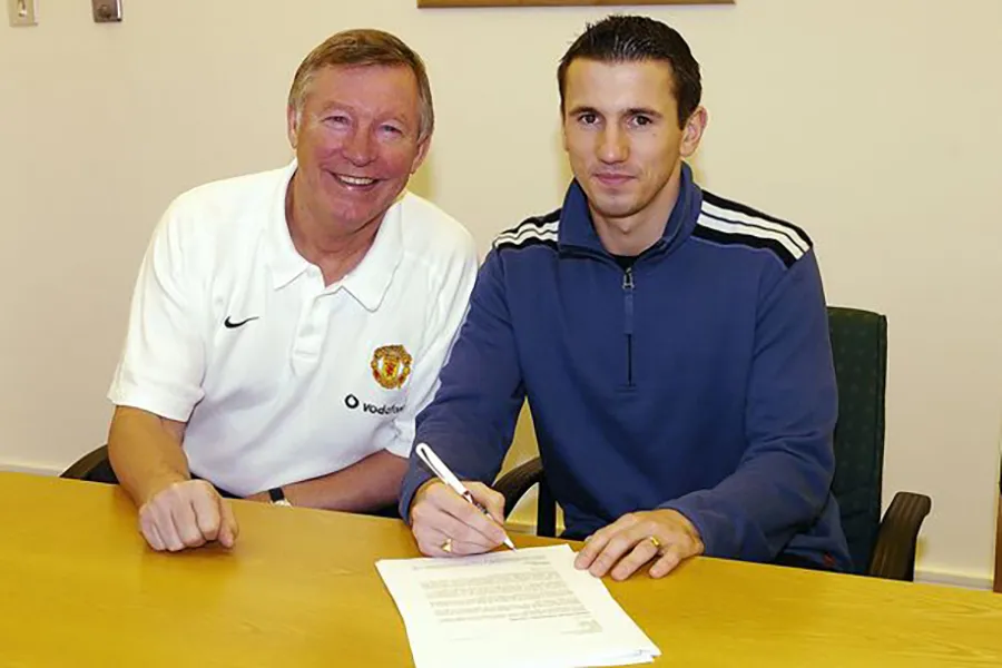 Sir Alex Ferguson cười rất tươi khi ký hợp đồng với Liam Miller. ẢNH: GETTY sir-alex-ferguson-manchester-united.jpeg