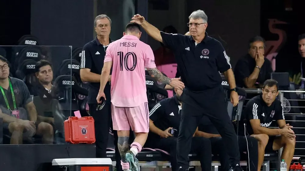 HLV Tata Martino cũng chưa xác định được Lionel Messi có đá chung kết US Open hay không. ẢNH: GETTY lionel-messi-tata-martino.jpg