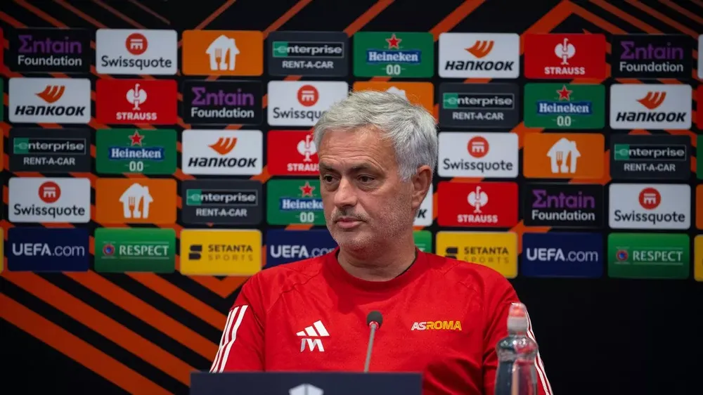 Jose Mourinho gọi Lionel Messi là "vị thần bóng đá". ẢNH: GETTY mourinho-as-roma.jpg