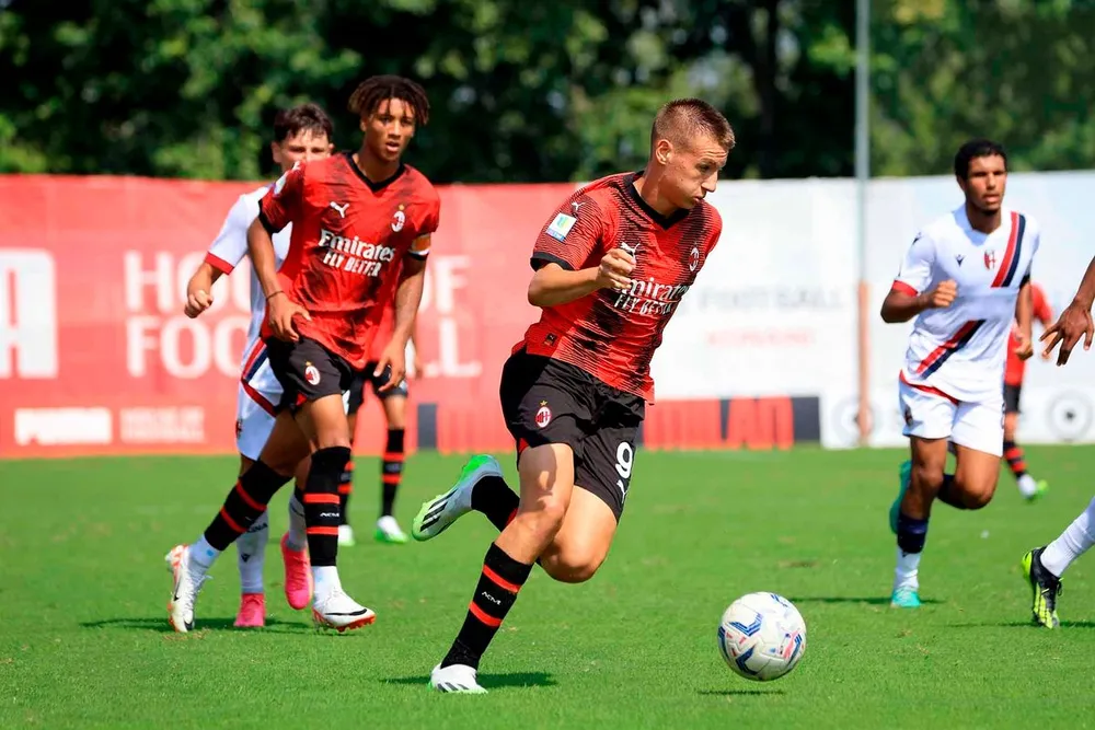 Francesco Camarda đang chơi cho đội trẻ AC Milan. ẢNH: GETTY Francesco-Camarda-man-city.jpeg