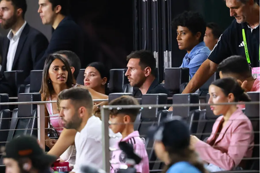 Messi ngồi ngoài theo dõi các đồng đội thi đấu. Ảnh: GETTY inter-miami-lionel-messi.png