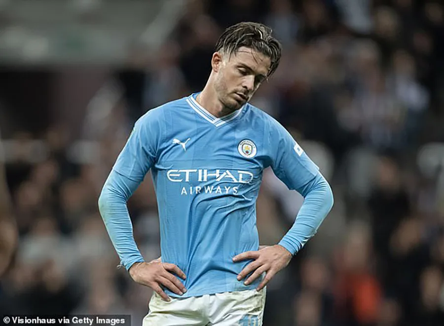 Jack Grealish thất vọng với trận thua đầu tiên mùa này của Man City. ẢNH: GETTY man-city-jack-grealish.jpg