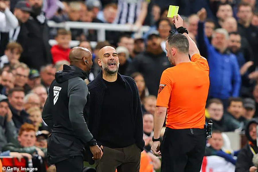 Pep Guardiola nhận thẻ vàng từ trọng tài chính. ẢNH: GETTY pep-guardiola-man-city.jpg