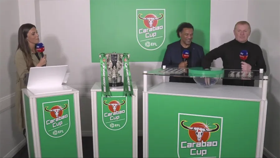 Lễ bốc thăm vòng 4 Carabao Cup chứng kiến sự thay đổi nhỏ về vị trí đứng của người bốc thăm sân nhà - sân khách so với 2 lần bốc thăm trước đó. ẢNH: SKY SPORTS carabao-cup-manchester-united.png