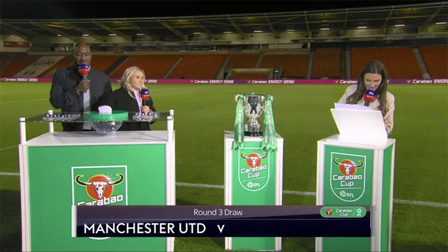 Lễ bốc thăm vòng 3 Carabao Cup chứng kiến người bốc thăm cho đội được đá sân nhà đứng ở bên trái... ẢNH: SKY SPORTS mu-12-tran-san-nha.png
