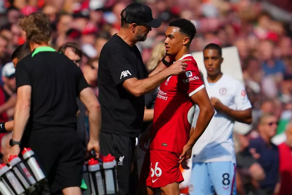 Alexander-Arnold bước vào ngôi đền của những huyền thoại Liverpool dưới thời Jurgen Klopp. ẢNH: DAILY STAR liverpool-Alexander-Arnold-klopp.jpg