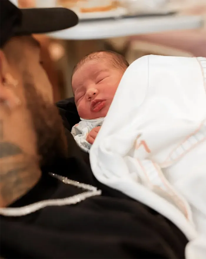 Mavie trong vòng tay yêu thương của bố mẹ. ẢNH: INSTAGRAM NEYMAR con-gai-neymar-1.png