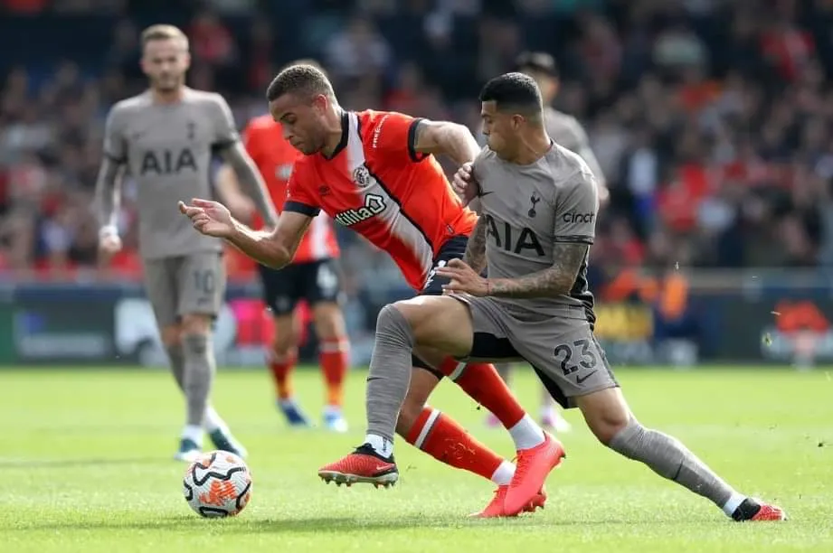 Luton bế tắc trước hàng thủ của Tottenham. Ảnh: Getty Premier-league-tottenham-luton.jpeg