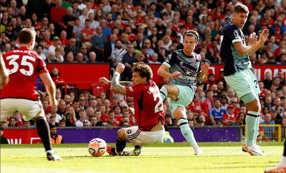 Brentford chỉ biết tự trách mình khi không thể bảo toàn lợi thế dẫn bàn. Ảnh: Getty Premier-league-brentford-manchester-united.jpeg