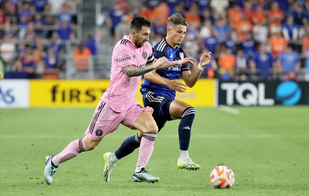Messi đi bóng trước hàng thủ Cincinnati. Ảnh: GETTY Inter-miami-messi.jpeg