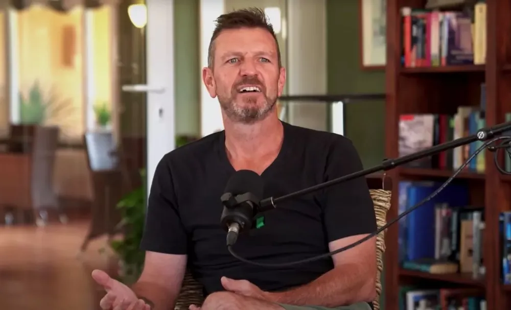 Lee Sharpe giải thích sự việc bị Sir Alex Ferguson mắng trên podcast Undr The Cosh. ẢNH: UNDR THE COSH manchester-united-lee-Sharpe.jpg