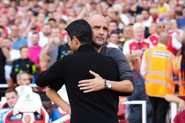 Pep Guardiola của Man City chúc mừng HLV Mikel Arteta của Arsenal. ẢNH: GETTY pep-guardiola-mikel-arteta-man-city.jpeg