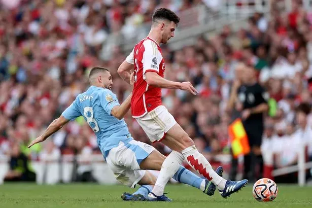 Kovacic lẽ ra phải nhận thẻ vàng thứ hai sau pha vào bóng này với Declan Rice. ẢNH: GETTY Kovacic-rice-arsenal-man-city.jpg