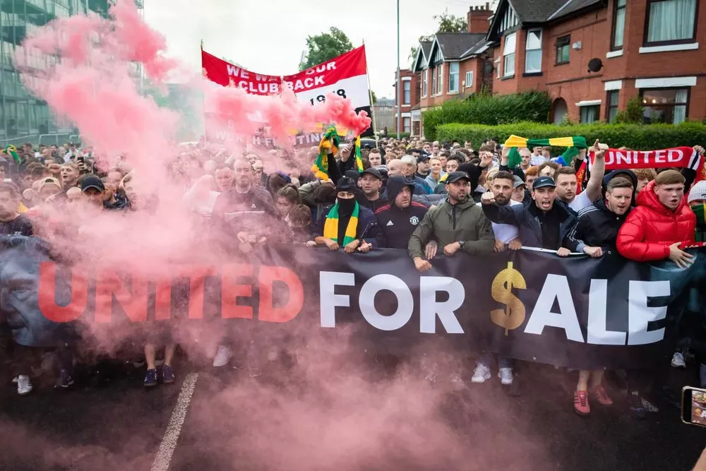 Fan MU tổ chức nhiều cuộc biểu tình kêu gọi nhà Glazer sớm bán MU và rời Old Trafford. ẢNH: GETTY glazer-out-manchester-united.jpg