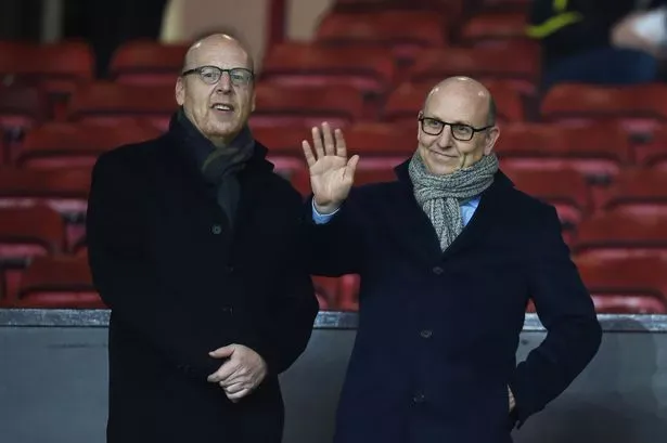 Joel và Avram Glazer chưa muốn từ bỏ MU lúc này, bất chấp việc bị fan phản đối. ẢNH: GETTY manchester-united-glazer.jpg