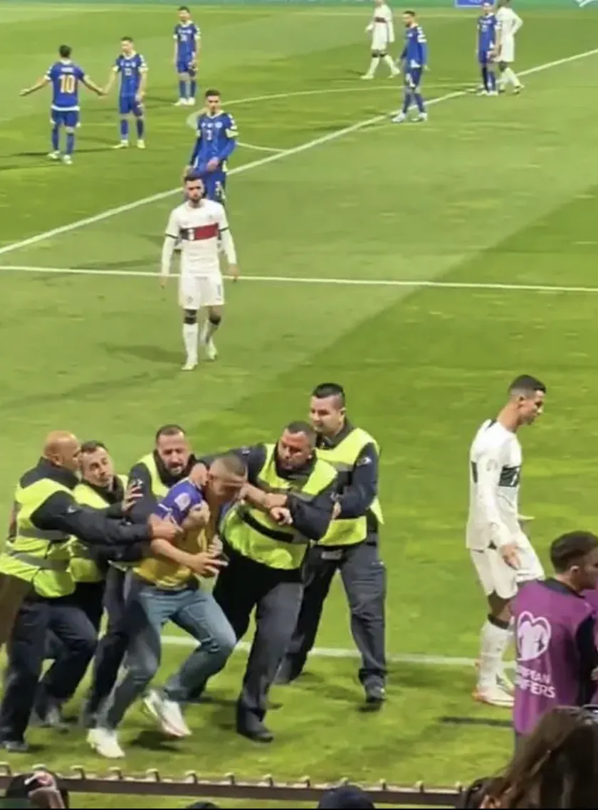 Cận cảnh khoảnh khắc Ronaldo bị fan cuồng tấn công. ẢNH: TWITTER euro-2024-ronaldo.png