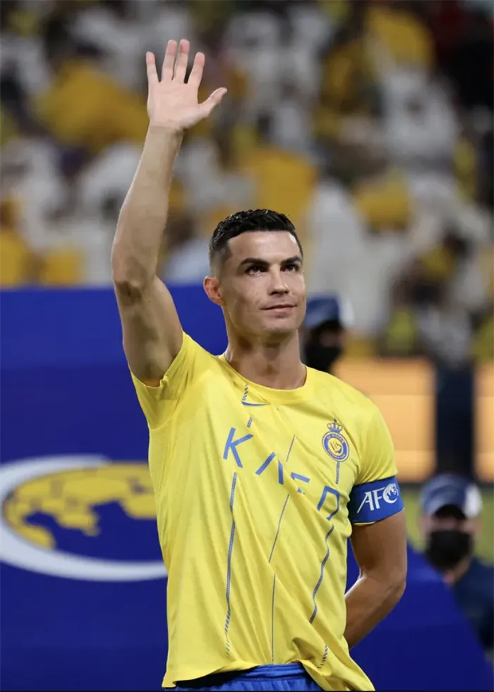 Ronaldo ủng hộ mọi quyết định về tương lai của cậu con trai cả. ẢNH: REUTERS ronaldo-al-nassr.png