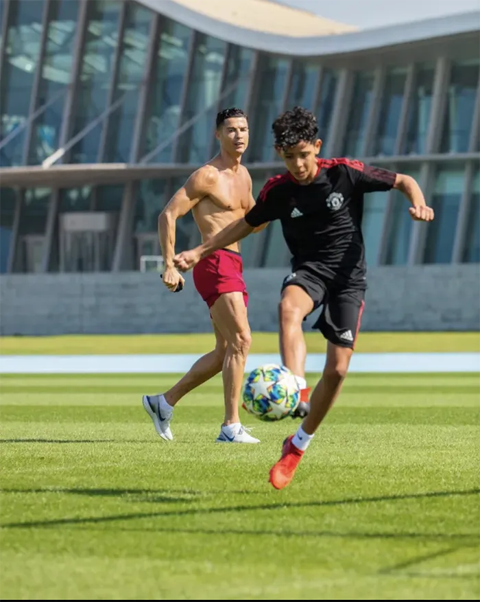 Con trai của Ronaldo nỗ lực tập luyện nhằm có thể thi đấu ra sân thi đấu chuyên nghiệp cùng đội với người bố danh tiếng. ẢNH: GETTY ronaldo-jr-cristano-ronaldo.png