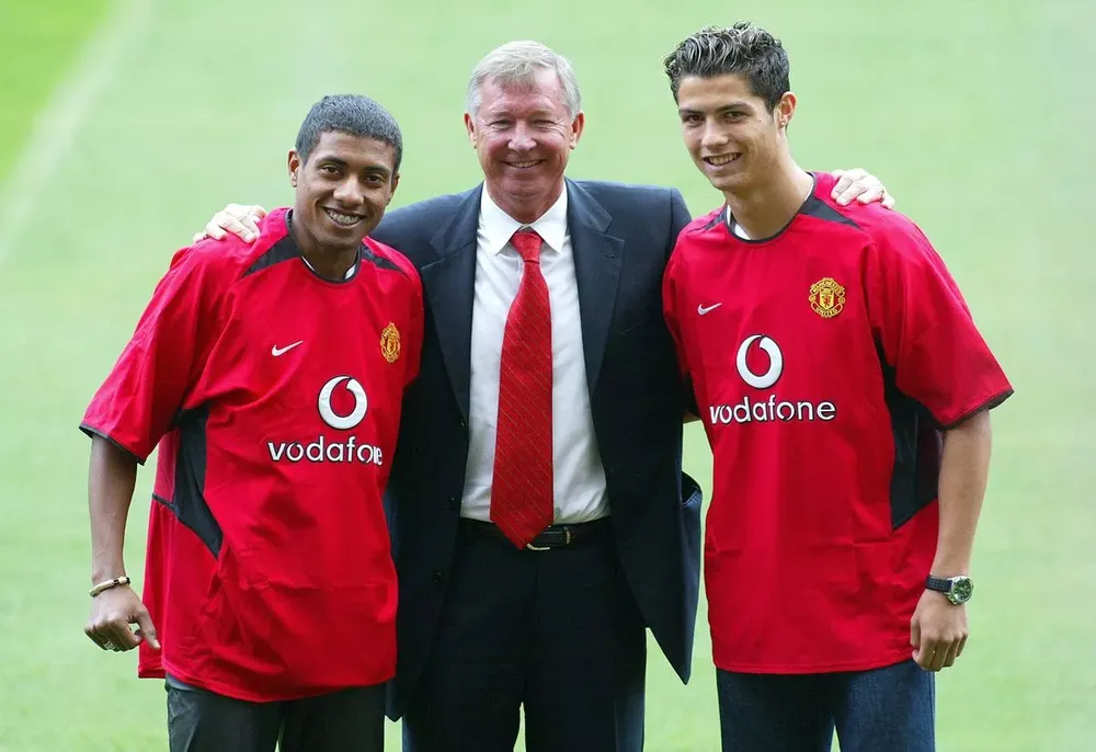 Ronaldo bên cạnh Sir Alex Ferguson khi ra mắt MU vào năm 2003. ẢNH: GETTY ronaldo-manchester-united.jpg