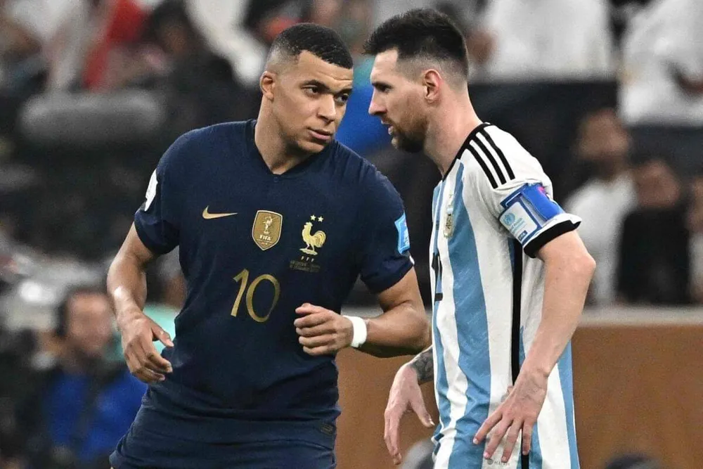 Cả Mbappe và Messi đều không muốn đến PSG. Ảnh: Getty Messi-mbappe.jpeg