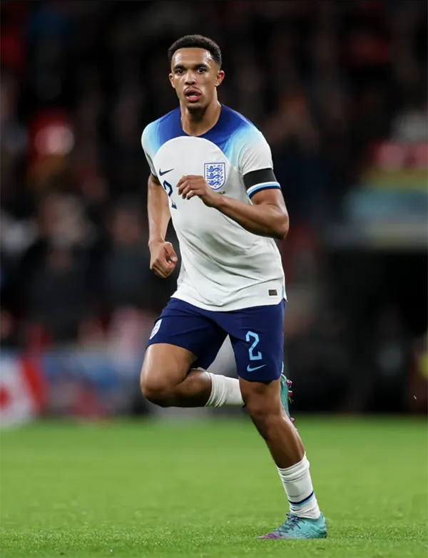 Alexander-Arnold vừa dự tiệc mừng tuyển Anh giành vé dự VCK Euro 2024 với các đồng đội. ẢNH: GETTY liverpool-Alexander-Arnold.png