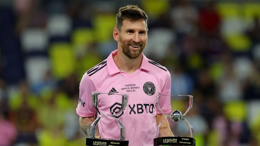 Messi tươi cười bên hai danh hiệu cầu thủ xuất sắc và vua phá lưới Leagues Cup. ẢNH: GETTY messi-inter-miami.jpeg