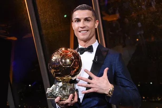 Ronaldo có 5 quả bóng vàng thế giới. ẢNH: GETTY qua-bong-vang-ronaldo.jpg