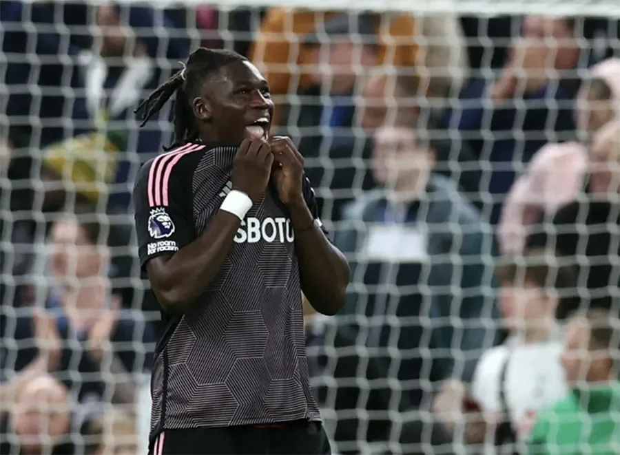 Bassey hóa tội đồ của Fulham. ẢNH: REUTERS Calvin-Bassey-fulham.png