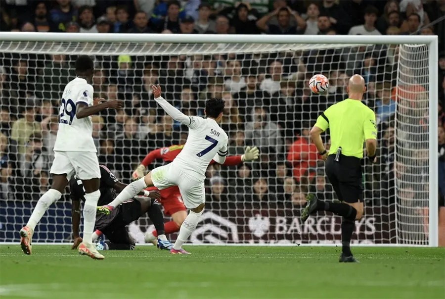 Cận cảnh bàn mở tỉ số của Son Heung-min. ẢNH: GETTY, SKY SPORTS son-heung-min-premier-league.png