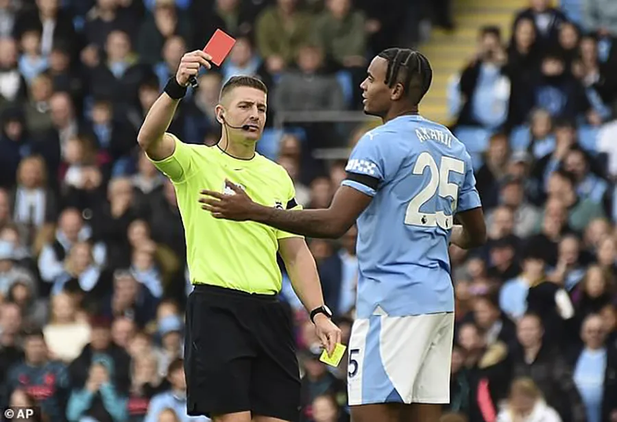 Akanji vừa nhận thẻ đỏ trong trận Man City thắng Brighton 2-1 tại Premier League. ẢNH: AP Akanji-man-city.jpg
