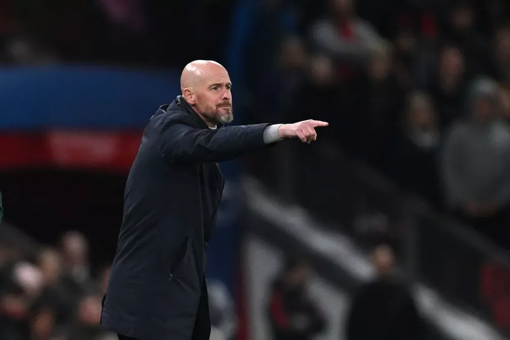 Ten Hag vất vả chỉ đạo các cầu thủ MU. ẢNH: GETTY erik-ten-hag.jpg