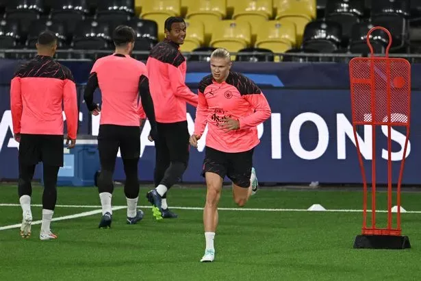 Erling Haaland và các cầu thủ Man City tập luyện trên mặt cỏ nhân tạo sân nhà của Young Boys. ẢNH: GETTY manchester-city-erling-haaland.jpg