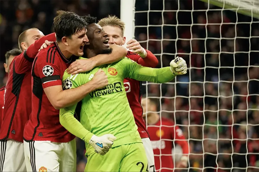 Các cầu thủ MU phấn khích sau khi Onana cản phá được quả 11m. ẢNH: AP mu-maguire.png