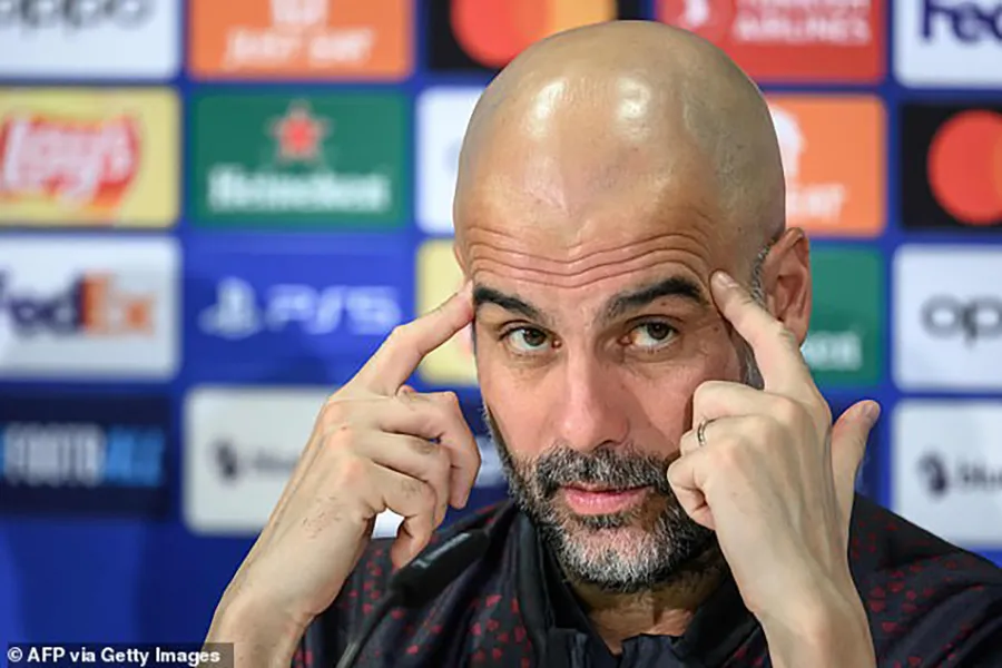 Pep Guardiola không hài lòng khi Man City phải chơi bóng trên sân cỏ nhân tạo. ẢNH: GETTY pep-guardiola.jpg