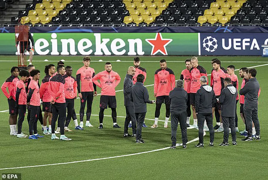 Pep Guardiola lo ngại các cầu thủ của mình dính chấn thương và nói mặt cỏ tự nhiên tốt hơn. ẢNH: EPA pep-guardiola-manchester-city.jpg
