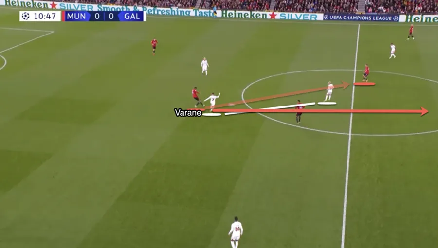 Varane cố gắng thực hiện đường chuyền lên phía trước. ẢNH: SUN SPORTS maguire-man-united.png