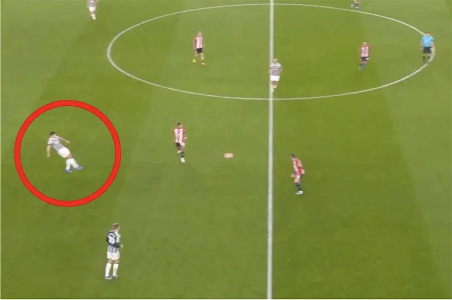 Maguire đang đóng góp lớn lên lối chơi của MU. ẢNH: SUN SPORTS maguire-manchester-united.png