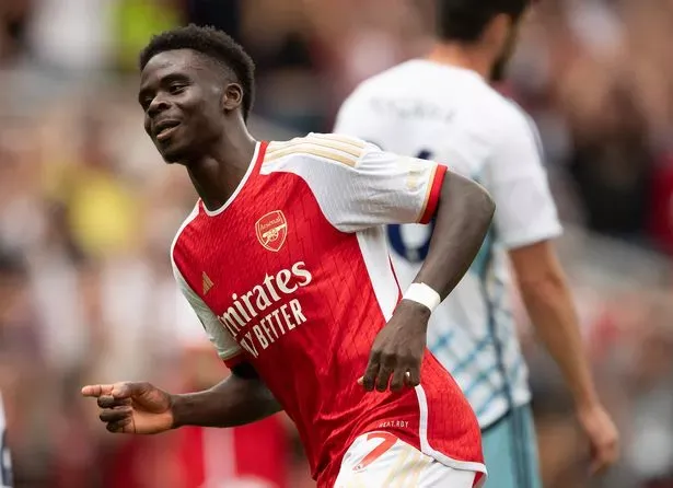 Arteta muốn đưa Saka vào nhóm các cầu thủ lãnh đạo Arsenal. ẢNH: GETTY arsenal-saka.jpg