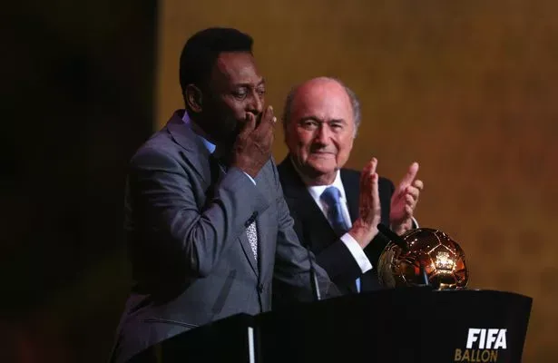 Vua bóng đá Pele xúc động khi được trao quả bóng vàng danh dự vào năm 2014. ẢNH: GETTY qua-bong-vang-pele.jpg