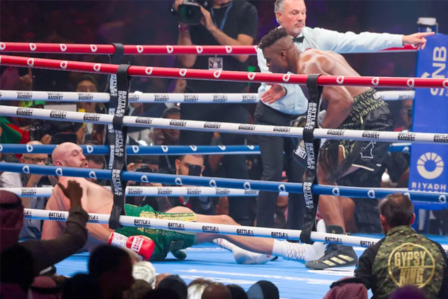 Một trong những lần võ sĩ UFC Ngannou cho nhà vô địch quyền Anh hạng nặng, tay đấm Tyson Fury ngã xuống sàn. Ảnh: GETTY IMAGES IMG_6472.jpeg
