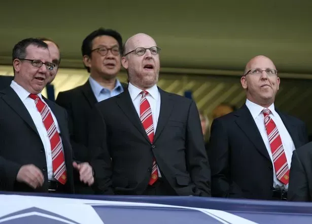 Nhà Glazer mua MU từ tiền đi vay nợ ngân hàng. ẢNH: GETTY manchester-united-glazer.jpg