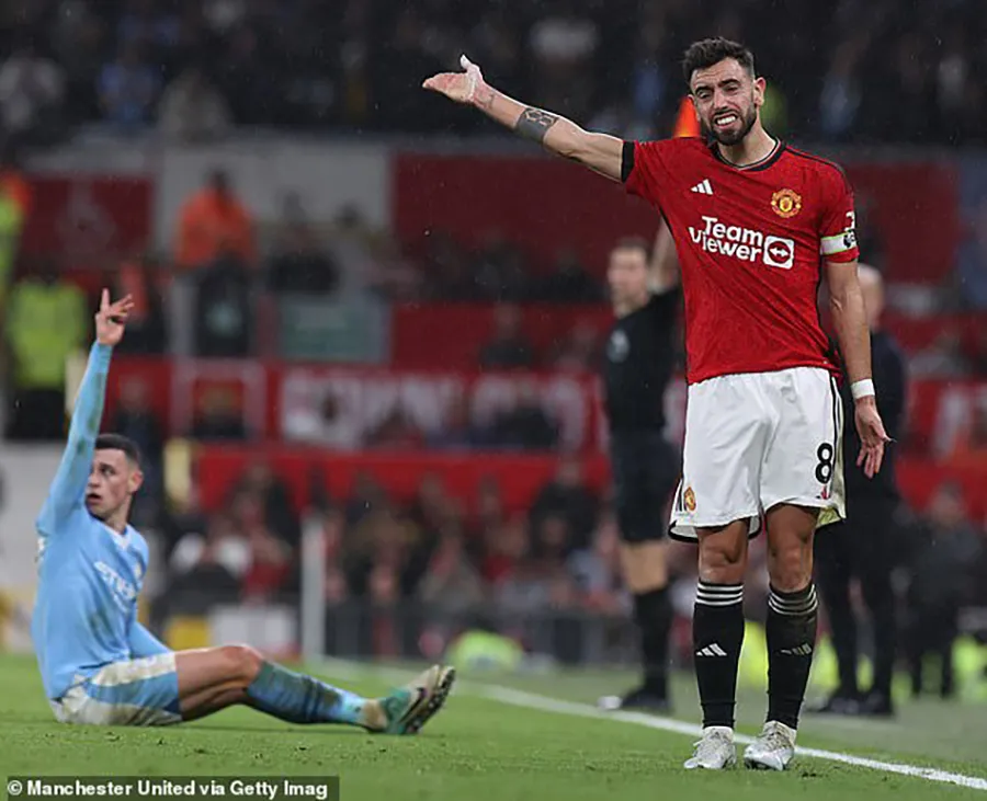 Bruno Fernandes thường xuyên phàn nàn trên sân. ẢNH: GETTY bruno-fernandes-manchester-united.jpg