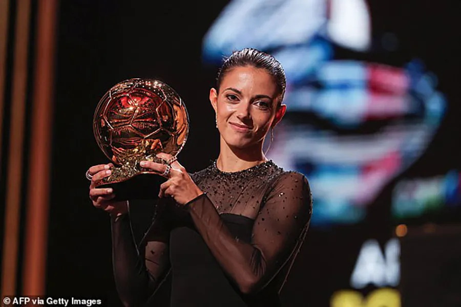 Aitana Bonmati giành quả bóng vàng nữ. ẢNH: GETTY Aitana-Bonmati.jpg