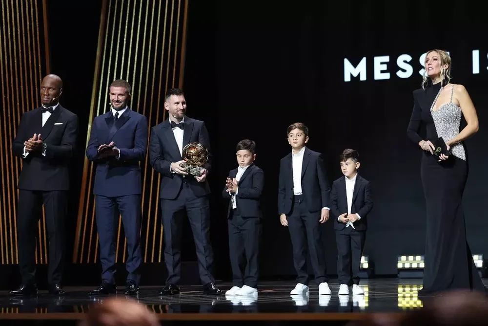 Messi và gia đình trên sân khấu trao giải quả bóng vàng. ẢNH: GETTY messi-gia-dinh-qua-bong-vang.jpg